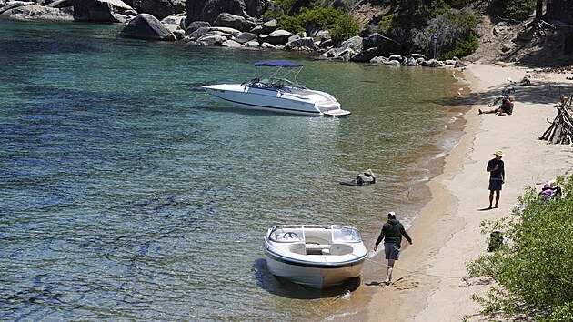 Nehoda lodi na jezee Tahoe si bhem vkendov boue vydala osm obt. (23.ervna 2025)