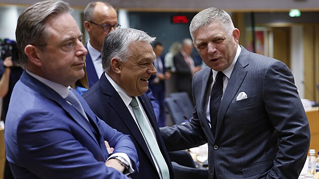 Zleva belgick premir Bart De Wever, maarsk premir Viktor Orbn a slovensk premir Robert Fico na summitu Evropsk unie v Bruselu. (26. ervna 2025)