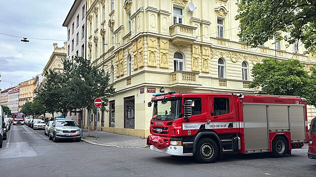 Sloky IZS zasahuj v ulici Lublask na Praze 2 po pdu nezletilho z okna v ptm pate. (27. ervna 2025)