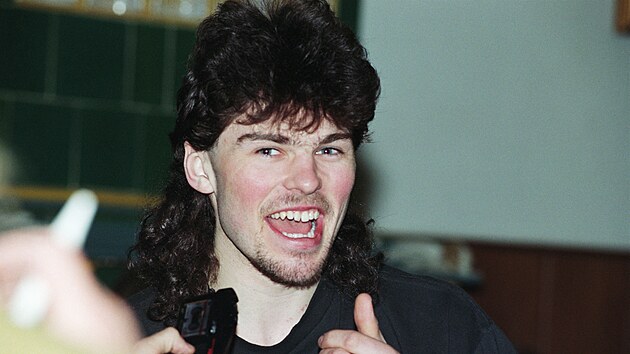 Hokejový úto�ník Jaromír Jágr s úsm�vem poskytuje rozhovor (duben 1994)