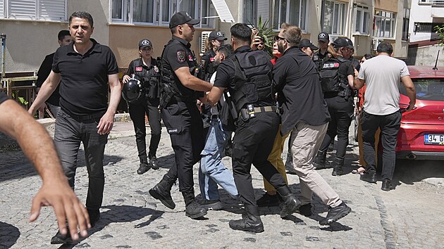 Na zakzanm pochodu hrdosti podanm pslunky sexulnch menin zadrela policie v centru Istanbulu destky lid. (29. ervna 2025)