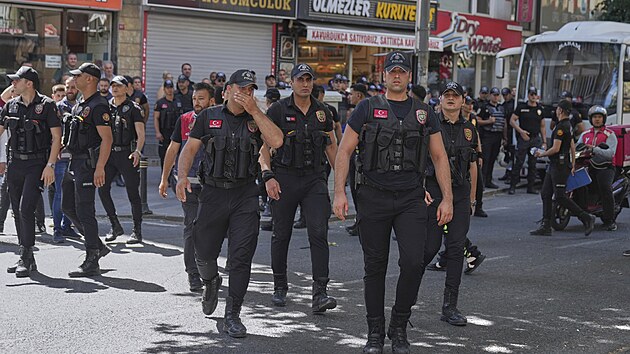 Na zakzanm pochodu hrdosti podanm pslunky sexulnch menin zadrela policie v centru Istanbulu destky lid. (29. ervna 2025)