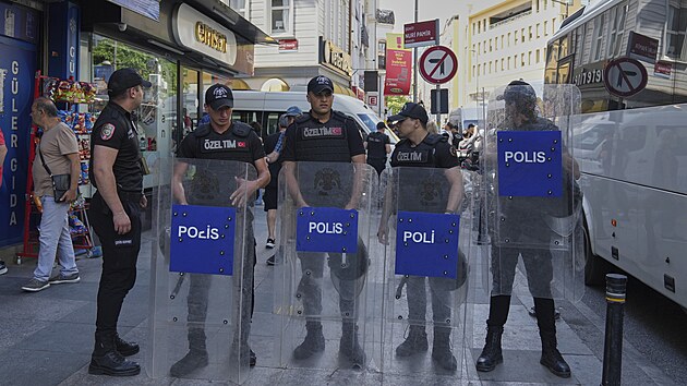 Na zakzanm pochodu hrdosti podanm pslunky sexulnch menin zadrela policie v centru Istanbulu destky lid. (29. ervna 2025)
