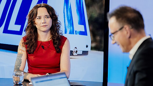 Hosty poadu Rozstel jsou Karel Bezdkovsk, odbornk na autokolu a Tereza Janovsk, editorka iDNES.cz, erstv idika, astnice testu.