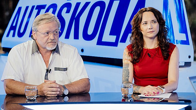 Hosty poadu Rozstel jsou Karel Bezdkovsk, odbornk na autokolu a Tereza Janovsk, editorka iDNES.cz, erstv idika, astnice testu.