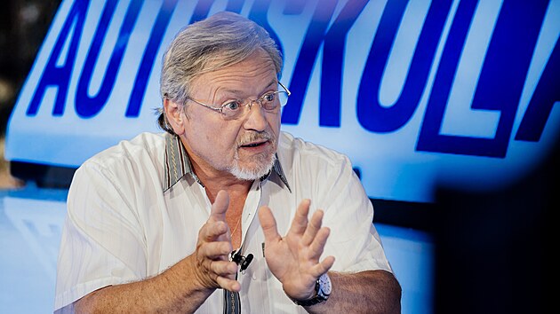 Hosty poadu Rozstel jsou Karel Bezdkovsk, odbornk na autokolu a Tereza Janovsk, editorka iDNES.cz, erstv idika, astnice testu.