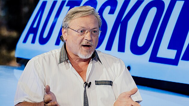 Hosty poadu Rozstel jsou Karel Bezdkovsk, odbornk na autokolu a Tereza Janovsk, editorka iDNES.cz, erstv idika, astnice testu.