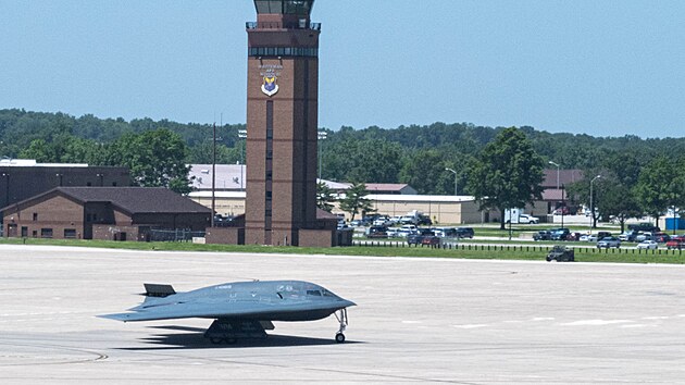 Leteck� bombard�r B-2 se vrac� po �toku USA na kl��ov� �r�nsk� jadern� za��zen�. (22. �ervna 2025)