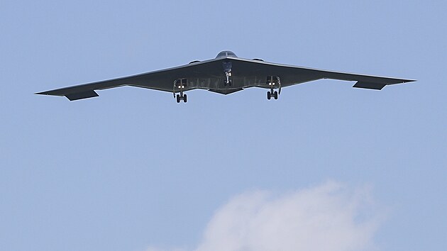 Leteck bombardr B-2 se vrac po toku USA na klov rnsk jadern zazen...