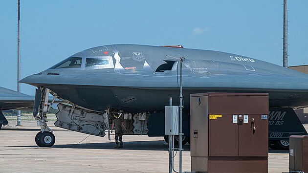 Letecký bombardér B-2 se vrací po útoku USA na klíčová íránská jaderná zařízení. (22. června 2025)