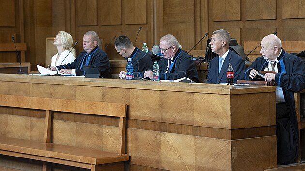 Soud projedn�v� odvol�n� v kauze �ap� hn�zdo, ve kter� �el� ob�alob� p�edseda hnut� ANO a b�val� premi�r Andrej Babi� a jeho n�kdej�� poradkyn� Jana Nagyov�. (23. �ervna 2025)