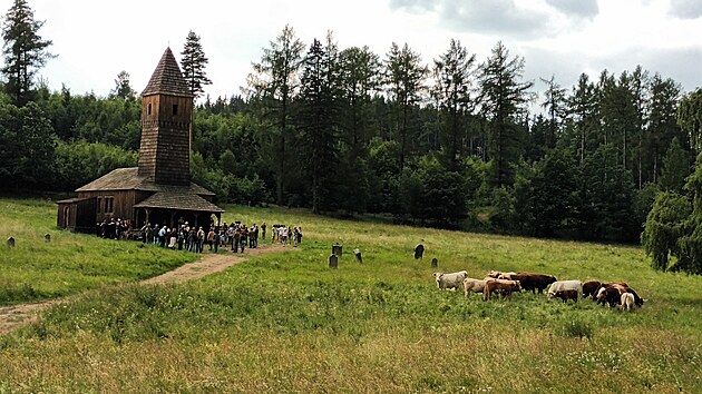 Na krunohorsk louce nedaleko obce Louchov vznikla pro kriminln minisrii Hec uniktn kulisa  devn kostel.