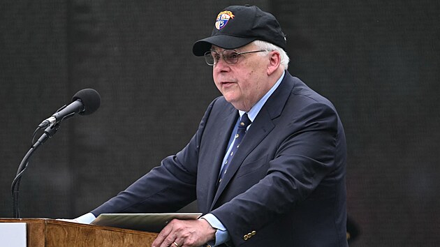 Veterán z vietnamské války, zakladatel a výkonný p�edseda p�edstavenstva...