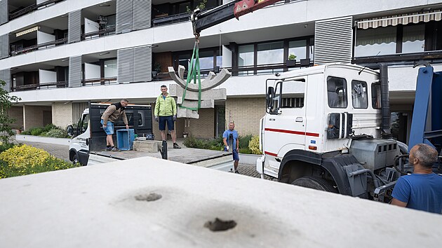 Ped libereck Wolkerk se vrtila socha Slunen hodiny. (24. ervna 2025)