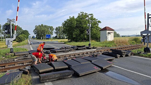 Sprva eleznic opravuje tra i nkter eleznin pejezdy na trase Huln - Krom. (erven 2025)