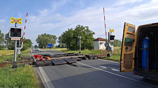 Sprva eleznic opravuje tra i nkter eleznin pejezdy na trase Huln - Krom. (erven 2025)