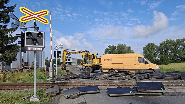 Sprva eleznic opravuje tra i nkter eleznin pejezdy na trase Huln - Krom. (erven 2025)
