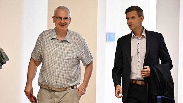 Krajsk soud ve Zln vynesl rozsudek ve vedlej vtvi lihov kauzy. Obalovan je lihov boss Radek Bezina (na snmku vlevo) a ti celnci, kte mu podle spisu pomhali, aby podvedl stt na danch o 5,6 miliardy korun pi fiktivnch denaturacch potravinskho lihu. Bezina byl v kvtnu podmnn proputn. (erven 2025)
