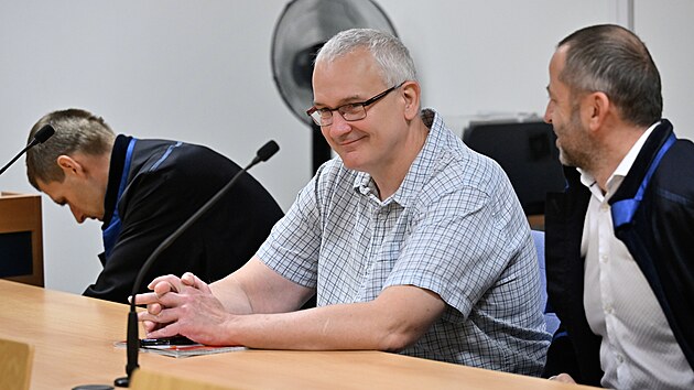 Krajsk soud ve Zln vynesl rozsudek ve vedlej vtvi lihov kauzy. Obalovan je lihov boss Radek Bezina a ti celnci, kte mu podle spisu pomhali, aby podvedl stt na danch o 5,6 miliardy korun pi fiktivnch denaturacch potravinskho lihu. Bezina byl v kvtnu podmnn proputn. (erven 2025)