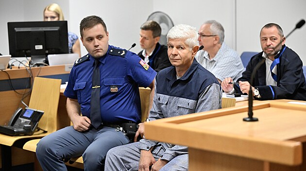 Krajsk soud ve Zln vynesl rozsudek ve vedlej vtvi lihov kauzy. Obalovan je lihov boss Radek Bezina a ti celnci (na snmku v poped jeden z obalovanch - Ivan Kovk), kte mu podle spisu pomhali, aby podvedl stt na danch o 5,6 miliardy korun pi fiktivnch denaturacch potravinskho lihu. Bezina byl v kvtnu podmnn proputn. (erven 2025)