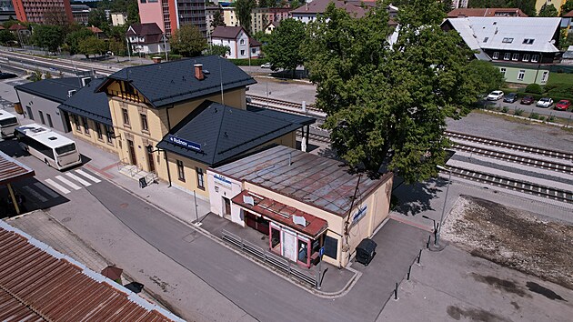 Obyvatel Ronova pod Radhotm se rozlouili se starm ndranm bufetem, kter k nmu patil od 70. let minulho stolet. Budovu ek demolice, cel prostor chce msto zrevitalizovat. (erven 2025)
