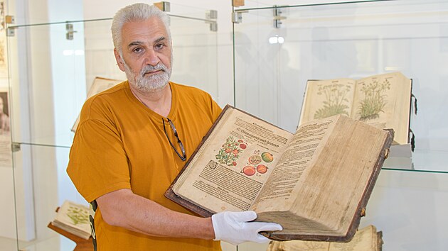 Muzeum Kromska vystavuje historick herbe ze soukrom sbrky Petra Blka (na snmku). Pedstavuje herbe italskho lkae a humanisty Pietra Andrey Mattioliho z poloviny 16. stolet. Nvtvnci uvid vce ne 40 rznch vydn tohoto dla vpti jazycch. (erven 2025)