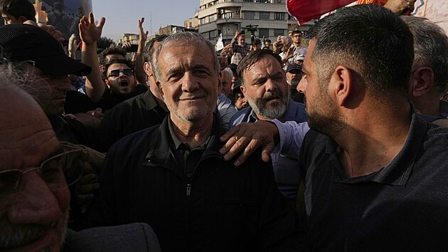 rnsk prezident Masd Pezekjn se v Tehernu ast protestu po americkch derech na rnsk jadern zazen. (22. ervna 2025)