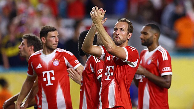 Harry Kane z Bayernu dkuje fanoukm za podporu po vtzstv nad Bocou Juniors.