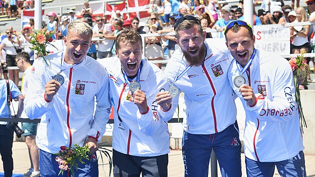 Martin Kulich, Radek louf, Jakub picar a Daniel Havel se raduj ze stbra ve tykajaku na ME v Raicch.