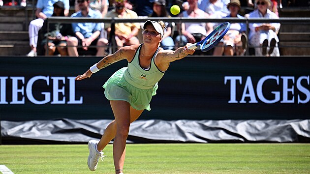 Markta Vondrouov se natahuje po balonku bhem semifinle turnaje v Berln.