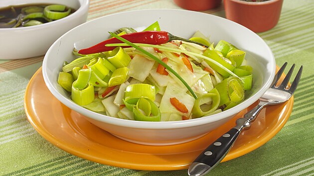 Teplý salát z bílého zelí