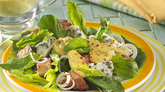 penátový salát se slaninou a sýrem