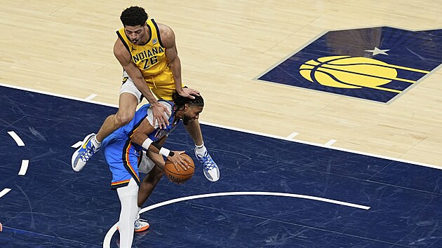Ben Sheppard letí p�es Isaiaha Joea.