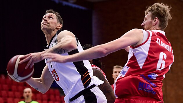 Peter Sedm�k se sna�� zakon�it pod ko�em.