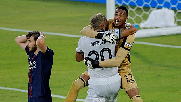 Branká� John Victor a obránce Alexander Barboza se radují z vít�zství nad PSG.