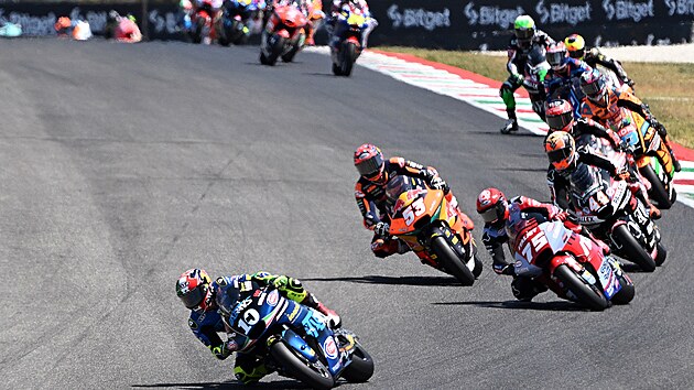 Závodníci kategorie Moto2 v Mugellu.