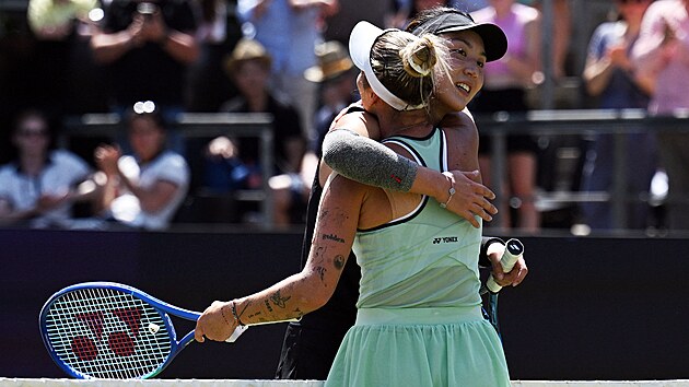 Wang Sin-j gratuluje vtzce berlnskho turnaje Markt Vondrouov.
