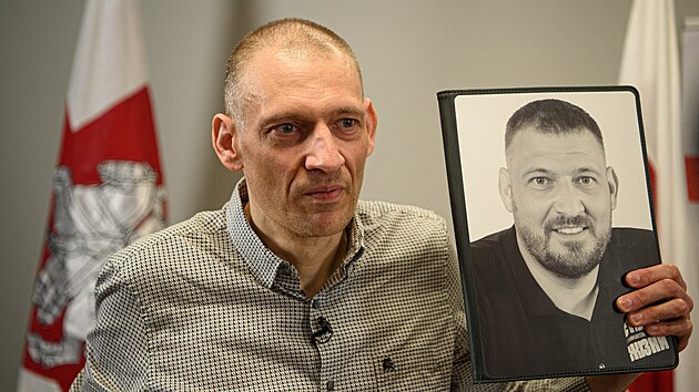 Blorusk politick vze a manel ldryn blorusk opozice Svjatlany Cichanousk Sjarhej Cichanouski ukazuje, jak vypadal ped tm, ne skonil za memi. (22. ervna 2025)