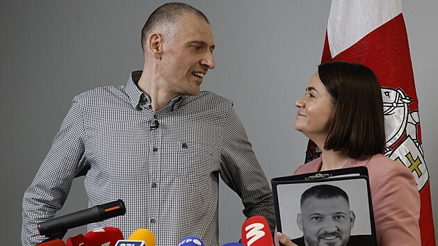 Blorusk politick vze Sjarhej Cichanouski se svou manelkou a ldryn blorusk opozice Svjatlanou Cichanouskou (22. ervna 2025)