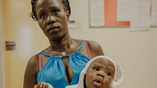 Ugananka Joyce Namirembe se synem Dylanem v nemocnici Mulago v Kampale (4. listopadu 2024)