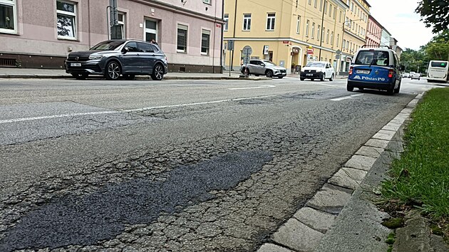 Budjovick radnice nech opravit povrch Husovy tdy mezi Dlouhm mostem a ulic J. Haka. (27. ervna 2025)
