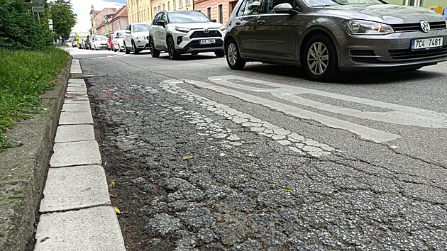 Budjovick radnice nech opravit povrch Husovy tdy mezi Dlouhm mostem a ulic J. Haka. (27. ervna 2025)