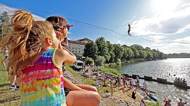 Ondej Mlek dokonuje pechod na lan nad hladinou tborskho Jordnu.