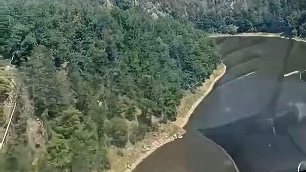Pacienta museli zdravotnci piblit k sanitce v podvsu pod vrtulnkem.
