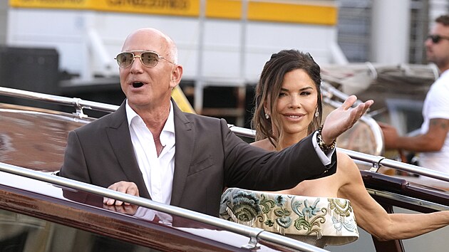 Miliard Jeff Bezos a novinka Lauren Sanchezov bhem prvnho dne svatby v Bentkch (26. ervna 2025)