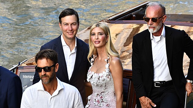 Ivanka Trumpov a jej manel Jared Kushner - prvn den svatby miliarde Jeffa Bezose a novinky Lauren Sanchezov v Bentkch (26. ervna 2025)