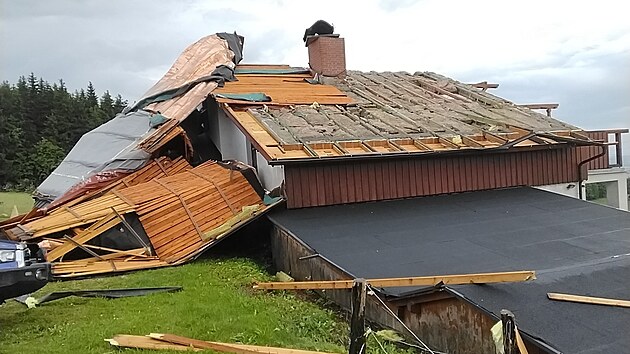 V Jestab v Krkonoch vtr sten odnesl stechu rodinnho domu, a to i s krovy. (23. ervna 2025)