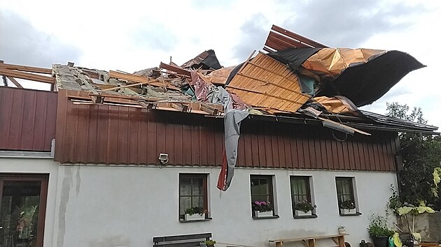 V Jestab v Krkonoch vtr sten odnesl stechu rodinnho domu, a to i s krovy. (23. ervna 2025)