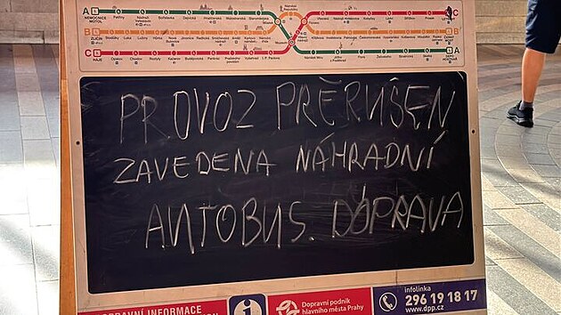 Část metra C stojí. Souprava srazila člověka, zůstal zaklíněný pod vozem