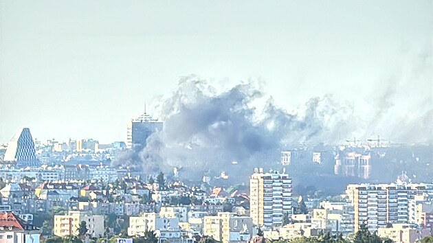 Por stechy administrativn budovy ve Vinohradsk ulici v Praze (25. ervna 2025)